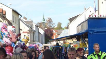 Bild: mng
Der Michaeli-Markt zieht auch in diesem Jahr wieder viele Besucher an. Die Bahnhofstraße wird wieder zur Fußgängerzone umfunktioniert.
