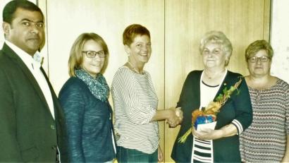 Bild: jml
Martha Urban, die stellvertretende Bezirksleiterin des Katholischen Deutschen Frauenbundes (KDFB) (Mitte), ehrt Christiane Friese (Zweite von rechts) für 50 Jahre Treue zum Frauenbund. Pater Prince Kalarimuryil, Andrea Schwarz (Zweite von links) sowie Beate Heumann (rechts) vom örtlichen Frauenbund schließen sich dem Dank an.