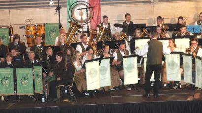 Bild: Hirsch
Die Blaskapelle Teunz (rechts) ließ beim Kreiskonzert Polka-Melodien erklingen. Links die Musikapelle Schwarzenfeld.