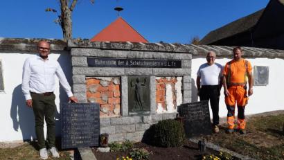 Bild: exb/VG Neunburg
Bürgermeister Maximilian Beer und Bauhofvorarbeiter Anton Köppl besichtigten mit Kirchenpfleger Hans Dammer das renovierungsbedürftige Schwesterngrab auf dem Schwarzhofener Friedhof.