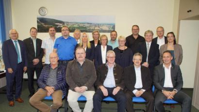 Bild: mmj
Die Jubilare der MMM GmbH mit den Geschäftsführern Michael Geutler (links), Robert Eibl (stehend, Fünfter von links), Sabine Kalisch (hinten, Siebte von links), sowie Werksleiter Norbert Weinhold (stehend, Zweiter von rechts). Außerdem beglückwünschten Personalleiter Hartmut Cebula (hinten, Dritter von rechts) und Betreibsratsvorsitzenden Alois Spachtholz (stehend, Sechster von rechts) die treuen Mitarbeiter.
Bild: mmj