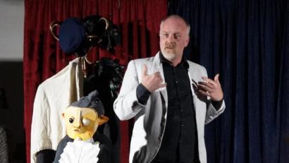Bild: weu
Mit wenig Kulissen, Geräuschen, Beleuchtung und grandioser Schauspielleistung schuf der Schauspieler Markus Veith eine düstere, gruselige Atmosphäre und brachte so in herausragender Weise die Geschichten Edgar Allan Poes auf die Bühne in der Versöhnungskirche.