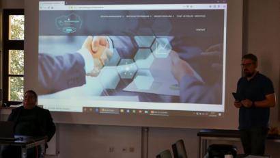 Bild: rti
Regionalmanager Florian Rüth (links) und Wirtschaftsförderer Volker Höcht stellten die neue Webseite der Wirtschaftsregion des Landkreises Tirschenreuth vor.