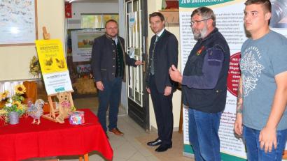 Bild: fjo
Ausstellungsleiter Patrick Sauer und Bundesvorsitzender Edgar Kliewe überließen Landtagsabgeordneten Dr. Stephan Oetzinger und zweiten Bürgermeister Markus Bauriedl (von rechts) die Eröffnung der zentralen Europaschau, was diese mit dem Öffnen des Haupteingangs wörtlich nahmen.