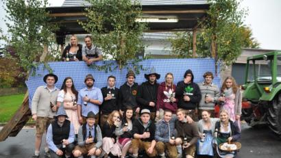 Bild: ak
Mit ihrem Kirwa-Gespann zogen die Jugendlichen aus den Ortsteilen durch die Gemeinde Kulmain.