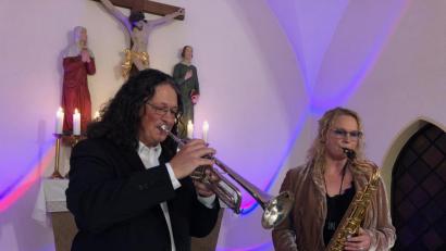 Bild: wku
Die zwei Frauen von Duopoli begeistern das Publikum in der evangelischen Kirche in Hirschau.