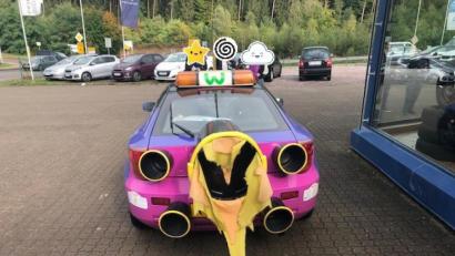 Bild: Polizeidirektion Pirmasens/dpa
Die Polizei hat ein Einhornauto mit Raketenheck aus dem Verkehr gezogen.