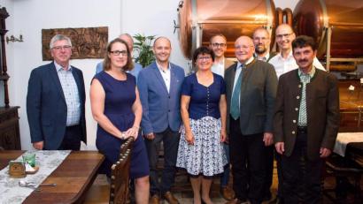 Bild: exb
Auf dem Foto von links: ESO - Vorsitzender Alois Weig, Geschäftsführerin Veronika Jenikovska, (verdeckt auf dem Bild ehem. Präsident Mr. Stehlik), Jaroslav Sebek, Präsident des Verbandes der privaten Bauern in Tschechien, Bezirksbäuerin Rita Blümel, Bezirksgeschäftsführer Hubert Hofmann, BBV Präsident Josef Wutz, Direktor Peter Huber, stellv. Präsident Ely Eibisch, ESO - Geschäftsführer Heinrich Promberger.