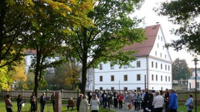 Bild: kgg
Viele Gläubige beteten am Sonntagnachmittag an der Friedenssäule in der Parkanlage Schwanenwiese für Frieden in der Welt.