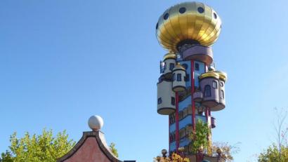 Bild: soj
Die Anwohner der Kösseinestraße stellten sich vor dem Hundertwasserturm zum Erinnerungsfoto auf.