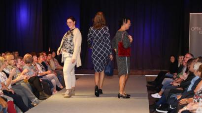 Bild: Oliver Zippe
Models, Publikum, Künstler und Organisatoren brachten sich auf vielfältige Weise an zwei Tagen beim Abend der Mode ein.