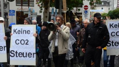 Bild: Kunz
"Wo's woll'n wir" Koane CO2-Steuer", feuerte Bauer die Demonstrationsteilnehmer an.