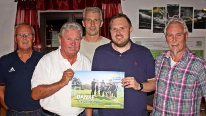 Bild: R. Kreuzer
Vereine brauchen Nachwuchs. Wie sie ihn gewinnen können besprachen (von links) Reinhard Rengsberger, Hans Forster, Marcus Meier, Christopf Kellner und Franz Bäumler beim Ehrenamtstreffen beim FC Weiden-Ost.