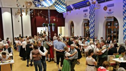 Bild: bph
Viele auswärtige Volkstänzer waren zu Gast und bevölkerten fleißig die Tanzfläche bei Polka, Walzer, Dreher, Zwiefachen und Figurentänzen.