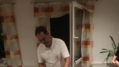 Bild: obe
Richard Cruz von der Rettungswache Tirschenreuth zeigte an einer Puppe die Anwendung neuer Materialien.