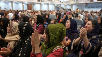 Bild: Rahmat Gul/AP/dpa
Unter den rund 3200 Delegierten der Loja Dschirga (Große Ratsversammlung) war gut ein Drittel Frauen, berichtet Dr. Reinhard Erös.