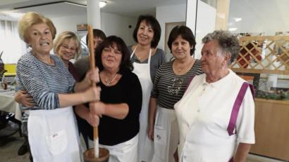 Bild: mwi
Unter den strengen Augen von Anni Gruber (rechts) hatten die Frauen des katholischen Müttervereins sichtlich Spaß beim Ausbuttern im Caritasheim St. Marien: Waltraud Moser, Anita Schmaus, Sabine Nikol, Marianne Forster,Erna Hofmann und Waltraud Köllner (von links).