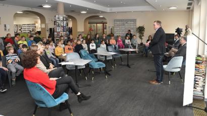 Bild: Petra Hartl
Die Schüler aus Amberg, Hahnbach und Kastl sind zu allem entschlossen. Sie werden lesen, bis ihr Wunschturm fertig ist. Oberbürgermeister Michael Cerny (stehend) ist überzeugt davon, dass sie ihr Ziel schaffen.