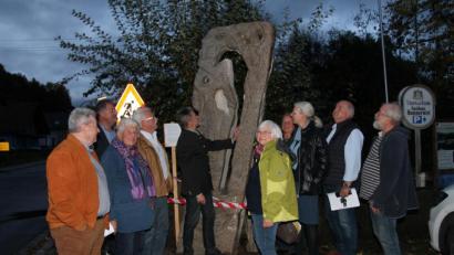 Bild: pi
Präsident Johann Walbrunn (Fünfter von links) begutachtet mit den Präsidiumsmitgliedern die vom Weidener Bildhauer Günter Mauermann errichtete Stele "Wassermann".