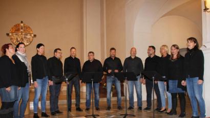 Bild: ads
Das A-cappella-Ensemble „SunnySongdays“ gab ein Benefizkonzert für Donum Vitae und verstand es dabei, die Konzertgäste mitzureißen und zu begeistern. Langanhaltenden Applaus gab es für die Sänger, großzügige Spenden für die Schwangerenberatungsstelle.