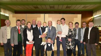 Bild: bey
Jubilar Hermann Frischholz hat seinen Urenkel Philipp auf den Arm genommen. Seine Söhne, die Enkelkinder und die Urenkelkinder nehmen das Familienoberhaupt in die Mitte. Glückwünsche überbrachten Bürgermeister Dr. Karl-Heinz Preißer, Bernhard Meiler, Blaskapelle Oberwildenau, Marktrat Sebastian Hartl (von links), Zweiter Bürgermeister Gerhard Kres, SC-Vorsitzender Willi Hagler und Siedler-Vorsitzender Helmut Grünbauer (von rechts).