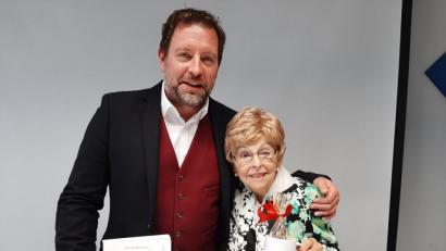 Bild: exb
Realschulkonrektor Reiner Summer mit Annelee Woodstrom beim Vortrag für die zehnten Klassen in Waldsassen.