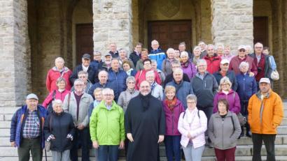 Bild: is
Die Pressather Reisegruppe stellt sich vor dem Portal der Klosterkirche Münsterschwarzach mit Pater Isaak Grünberg zu einem Erinnerungsfoto auf.