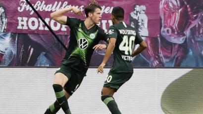Bild: agentur_dpa
Jubel bei Wout Weghorst (links) und Joao Victor: Die Wolfsburger gehören zum exklusiven Kreis von drei Teams in Europas Topligen, die noch ungeschlagen sind: der FC Liverpool, Juventus Turin und der VfL.