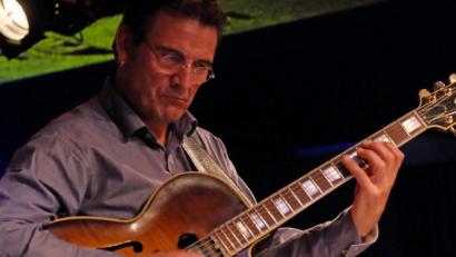 Bild: lr
Im Rahmen der Jubiläumstour zu seinem 60. Geburtstag gastiert Roberto Bossard mit seiner „New Group“ am 25.Oktober beim Jazz-Zirkel-Weiden. Mitreißende Spielfreude und musikalisches Feingefühl sind angesagt!
