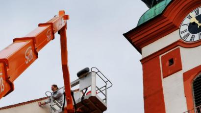 Bild: gz
Mit dem Hebekran machte sich der Maler zum Streichen in die oberen Etagen.