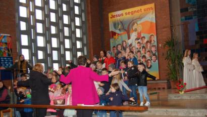 Bild: az
Die Kleinen der Tagesstätte Sankt Theresia gestalten den Familiengottesdienst zum Kirchweihfest mit.