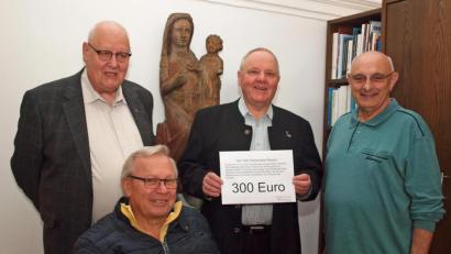 Bild: sön
Gemeinsam mit seinem Stellvertreter Josef Leikam (sitzend) überreichte VdK-Vorsitzender Josef Niebler (rechts) 300 Euro an Pater Christian Liebenstein (Mitte), Leiter des Bildungshauses des Klosters der Salesianer Don Boscos, und Klosterdirektor Pater Ulrich Schrapp.