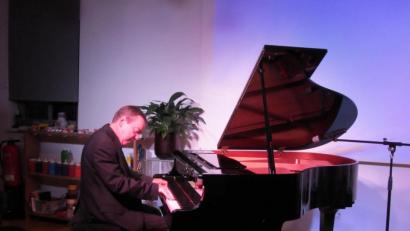 Bild: aks
Boogie Woogie in Bestform: Martin Pyrker begeisterte in der Kulturscheune Elbart.