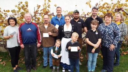 Bild: e
Liesbeth Schnaus (Zweite von rechts) verteilt die Spenden an verschiedene Einrichtungen.