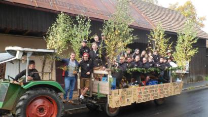 Bild: soj
Der Burschenverein fuhr mit dem geschmückten Wagen durch die Straßen von Ebnath. Bürgermeisterkandidat Wolfgang Söllner (von links) hatte für die Kirwaburschen und Mädls eine Kiste Bier bereitgestellt, den Vorsitzender Sebastian Bayer gerne entgegen nahm.