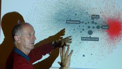 Bild: Kunz
Michael Hälsig vom Chaos Computer Club München erläutert den Zuhörern, wie sich Fake News über die Computer verbreiten.