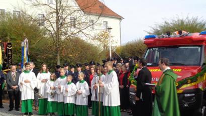 Bild: dpe
Die beiden Geistlichen Pfarrvikar Christian Preitschaft und Pfarrer Stefan Fischer (von rechts) spenden dem neuen Löschfahrzeug der Feuerwehr Gebenbach-Kainsricht den Segen.
