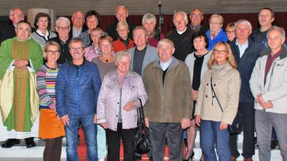 Bild: sche
13 Paare aus der Pfarrei Aschach-Raigering, die ein rundes Ehejubiläum feiern können, werden geehrt.