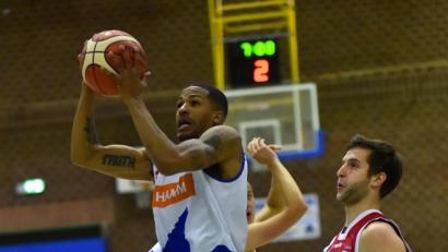Bild: af
Montanize Woods (links) war der entscheidende Mann beim knappen Sieg der Hamm Baskets in Breitengüßbach.