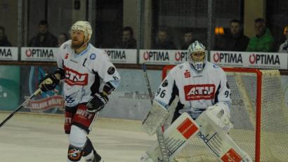 Bild: gb
Die Blue Devils gewannen am Sonntag beim SC Riessersee mit 2:1. Goalie Daniel Filimonow (hier mit Kapitän Ralf Herbst beim Derby in Selb) war ein starker Rückhalt.
