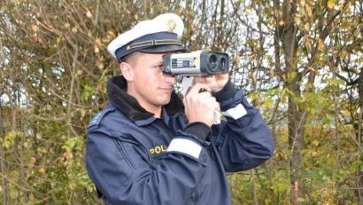 Bild: dob
Polizeiobermeister Daniel Bergmann von der Polizeiinspektion Vohenstrauß stellt mit der Laserpistole Geschwindigkeitsüberschreitungen fest.