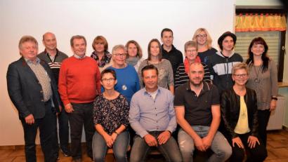 Bild: fz
Die Geschicke der DJK leiten Geschäftsführerin Inge Lebegern (vorne, von rechts), Vorsitzender Frank Brünnig, zweiter Vorsitzender Bernd Bergler und die neue Turnen-Abteilungsleiterin Angela Reisinger.