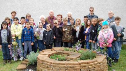 Bild: az
Eine große Säuberungsaktion im Freien ist angesagt. Erneut arbeiten Senioren und Viertklässler im Garten des Grafenwöhrer Mehrgenerationenhauses.