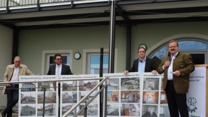Bild: Susanne Forster
Als Dank überreicht das Architekturbüro Schabner eine Foto-Collage. Unser Bild zeigt (von links) Architekt Klaus Stiefler, Kommunal-GmbH-Geschäftsführer Christian Grödl, Bauleiter Daniel Musall und Bürgermeister Alfred Stier.