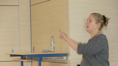 Bild: rn
Unter Nutzung vieler Beispiele ruft Silvia Gottinger die Schüler dazu auf, nachhaltig und plastikfrei zu leben.