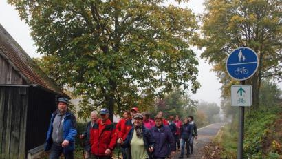 Bild: sön
Bei herrlichem Herbstwetter kamen die Senioren-Wanderer auf dem Fünf-Flüsse-Rad- und Wanderweg durch Leidersdorf.