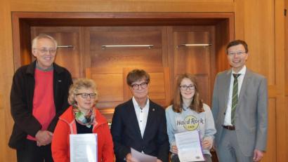 Bild: Stahl, Christoph 
Kirchenmusikdirektor Hanns-Friedrich Kaiser (links ) und Dekan Wenrich Slenczka (rechts) überreichen Gabi Mehlan, Horst Petzold, Judith Riedl ihre Zertifikate als Kirchenmusiker im Nebenamt.