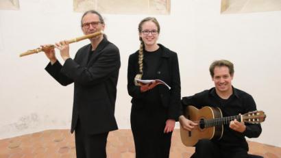 Bild: cog
Flötist Michael Kämmle, Sprecherin Felicitas Groth und Gitarrist Andreas Fischer (von links) verzauberten die Zuhörer mit romantischer Musik und Dichtung.