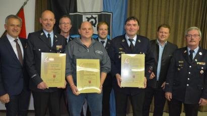 Bild: jr
Langjährige Mitglieder würdigte die Feuerwehr Mitterteich bei einem Ehrenabend. Im Bild (von links) Bürgermeister Roland Grillmeier, Kommandant Franz Bauernfeind, stellvertretender Kommandant Günther Sommer, Hans-Peter Schilling, Vorsitzender Christian Grillmeier, Peter Kraus, Zweiter Bürgermeister Stefan Grillmeier und Kreisbrandmeister Albert Fröhlich.