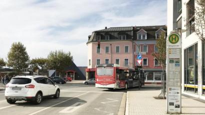 Bild: Gabi Schönberger
Und rum ums Eck. An den Ecken Weigel-/Bahnhofstraße geht's eng zu. "Mein Mandant hat die Situation wirklich als gefährlich empfunden", sagt der Verteidiger.